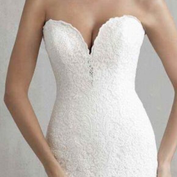 Mermaid Lace White Wedding Dress, Plunging Vneck, Fitted Bum Sexy Fit & Flare - Picture 3 of 6